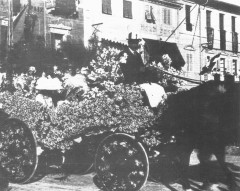 Viareggio Carnevale 1911 - Carro in chiave floreale - Foto tratta da I giorni del Carnevale di Carlo alberto Di Grazia - Editoriale Il Tirreno, 1991