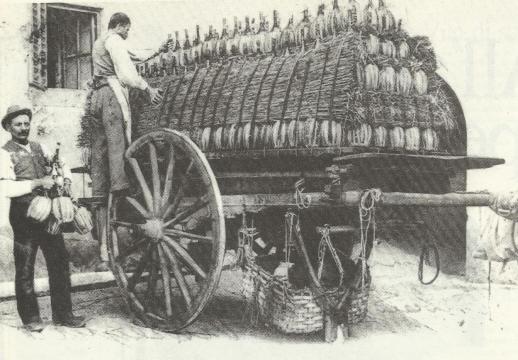 Viareggio - Un carico di vino in fiaschi di paglia agli inizi del 900 - Foto tratta da "Come eravamo-Lucca" - Ed. Il Tirreno