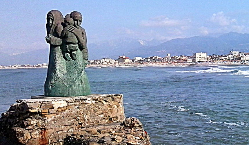 Viareggio - La copia della scultura di Inaco "L'attesa"  posta sul molo 